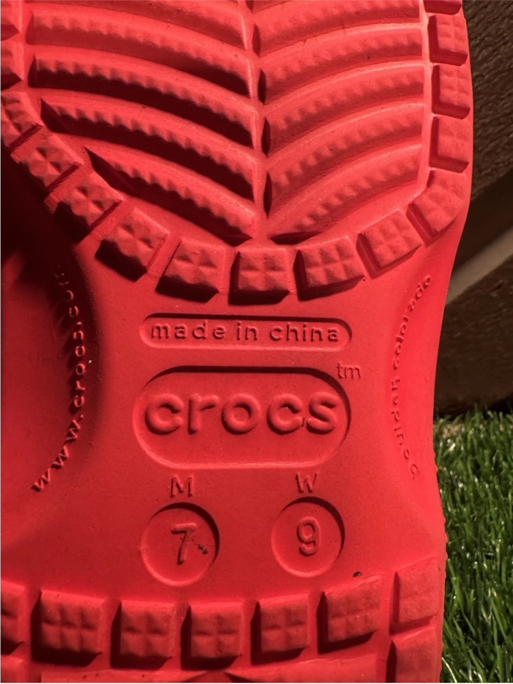 CROCS Women’s/Men’s Classic Clog in Bright Red - Picture 12 of 12